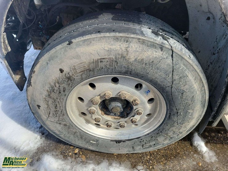 2015-freightliner-m2-106-image-7