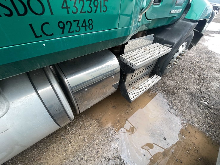 #236-•-2011-mack-semi-tractor-(title-in-delay)-(denmark,-wi)-image-34