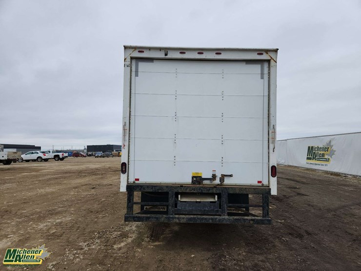 2016-isuzu-npr-image-17