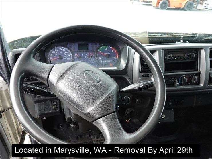 2010-hino-268-image-10