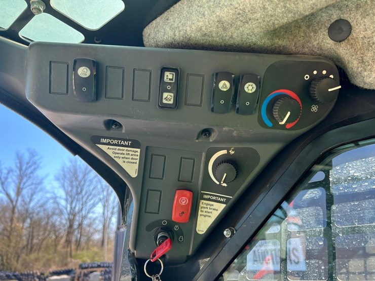 2019-deere-318g-image-20