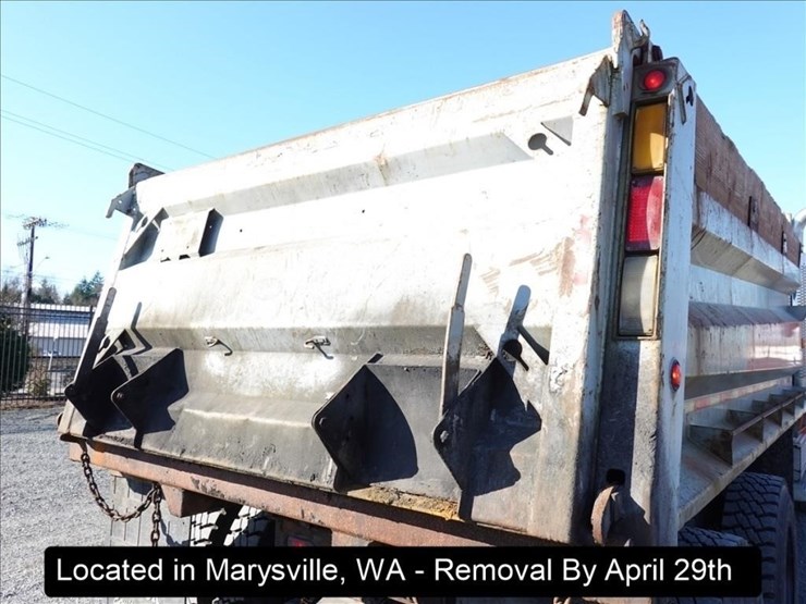 2001-freightliner-fld120-image-35