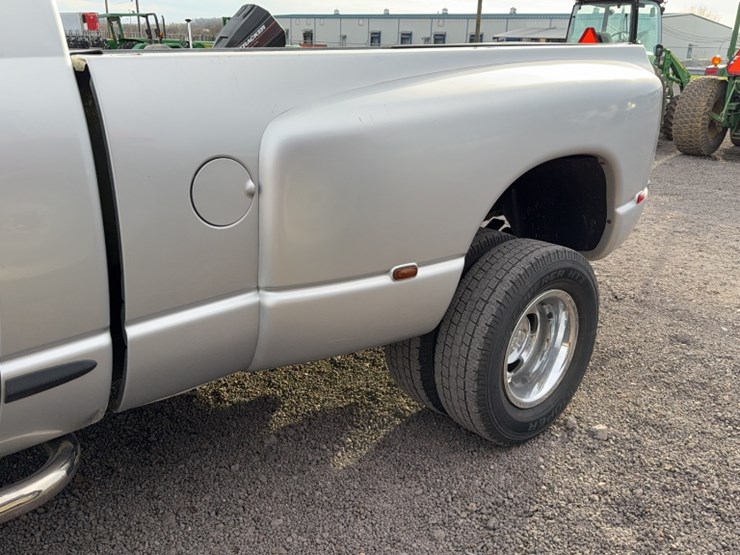 2004-dodge-3500-image-13