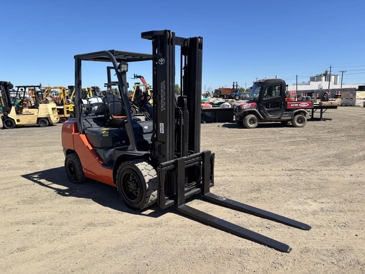 2017-toyota-8fgu30-image-2