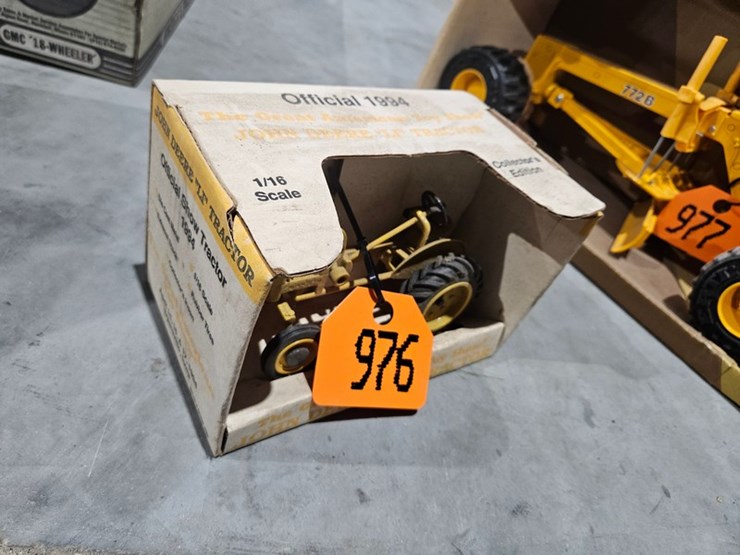 #976-•-john-deere-model-li-1/16-die-cast-toy-tractor-image-4