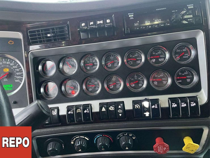2019-kenworth-w900-image-16