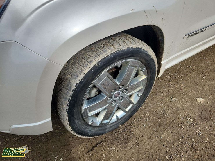 2014-gmc-acadia-denali-image-10