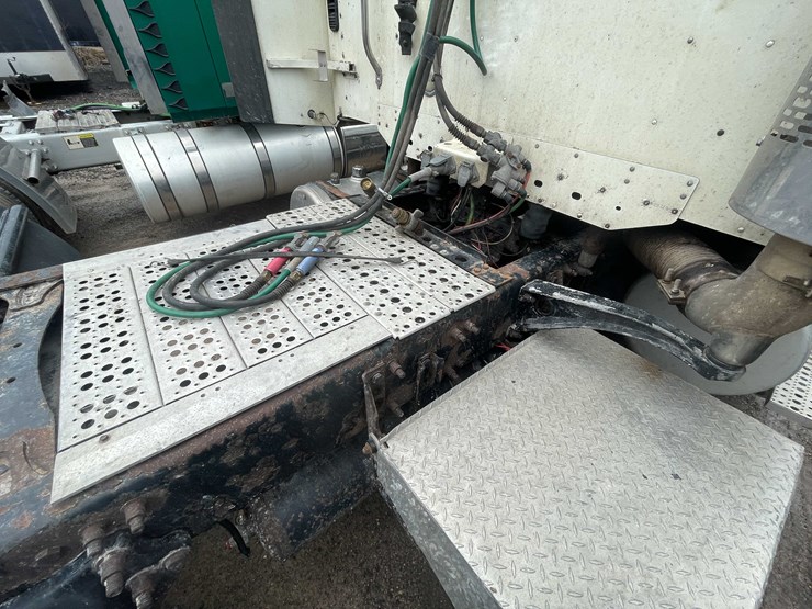 #238-•-2007-freightliner-semi-tractor-(title-in-delay)-(denmark,-wi)-image-34