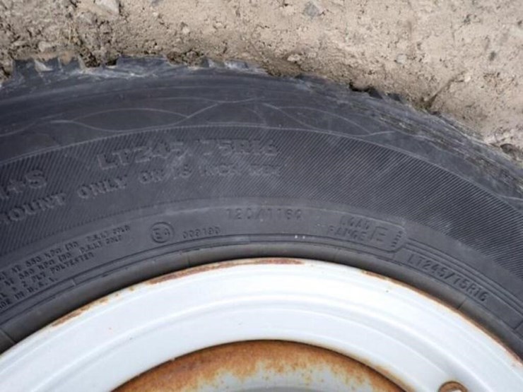 2004-trackless-rmt5t-series-v-4x4-sidewalk-tractor-image-34