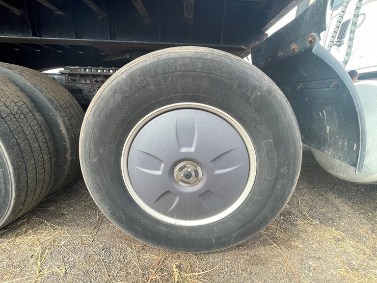 #232-•-2016-freightliner-truck-tractor-(has-wi-title)-(mora,-mn)-image-14