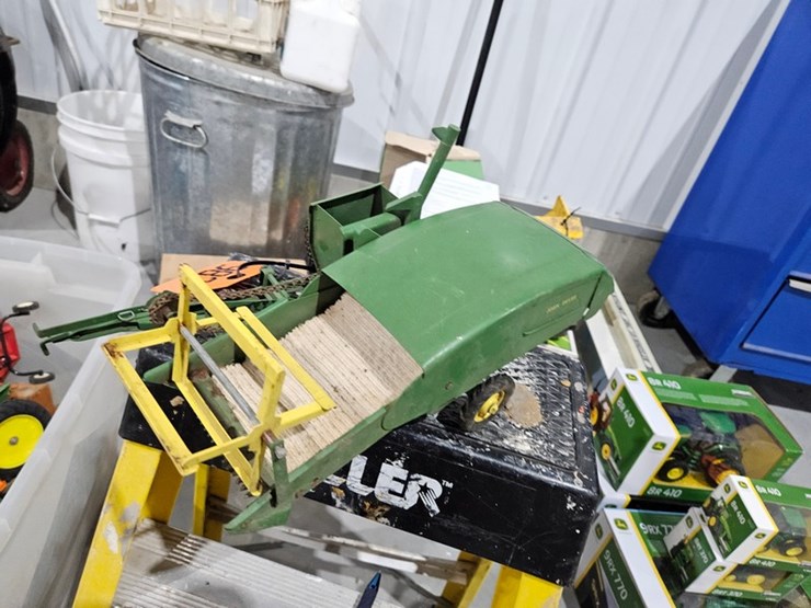 #982-•-john-deere-pull-behind-harvester-metal-toy-image-1