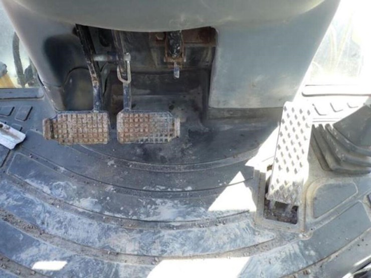 2012-new-holland-b95b-image-11