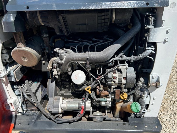 2016-bobcat-t450-image-16