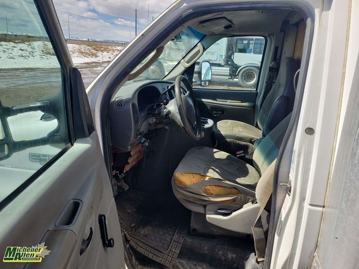 2004-ford-cargo-image-12