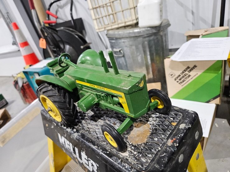 #991-•-john-deere-820-1/16-die-cast-toy-tractor-image-5