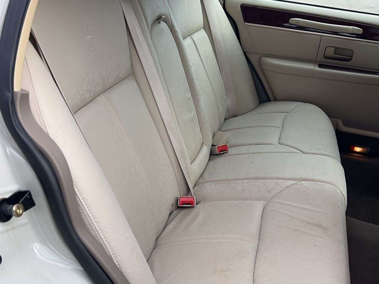 2005-lincoln-town-car-image-70