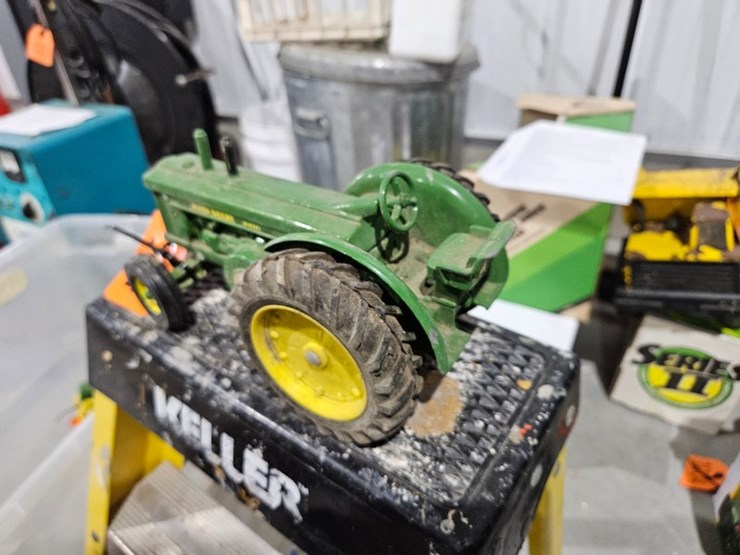 #984-•-john-deere-model-r-1/16-die-cast-toy-tractor-image-3