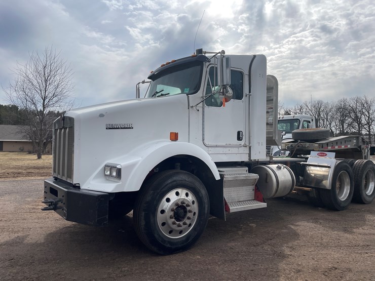 #240-•-2005-kenworth-truck-tractor-(has-mn-title)-(mora,-mn)-image-1