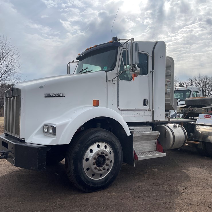 #240 • 2005 Kenworth Truck Tractor (Has MN Title) (Mora, MN)