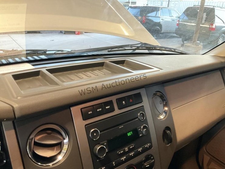 2011-ford-expedition-image-18