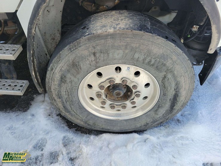 2015-freightliner-m2-106-image-12