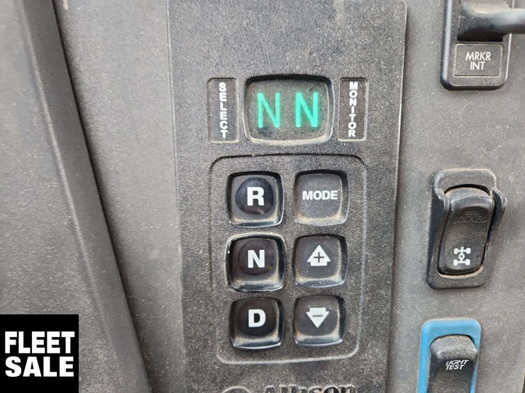 2018-freightliner-m2-106-image-9