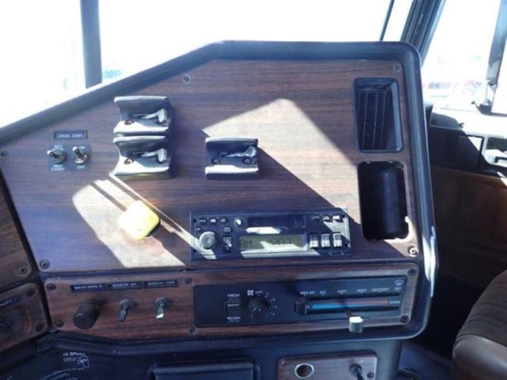 2001-freightliner-fld112-image-15