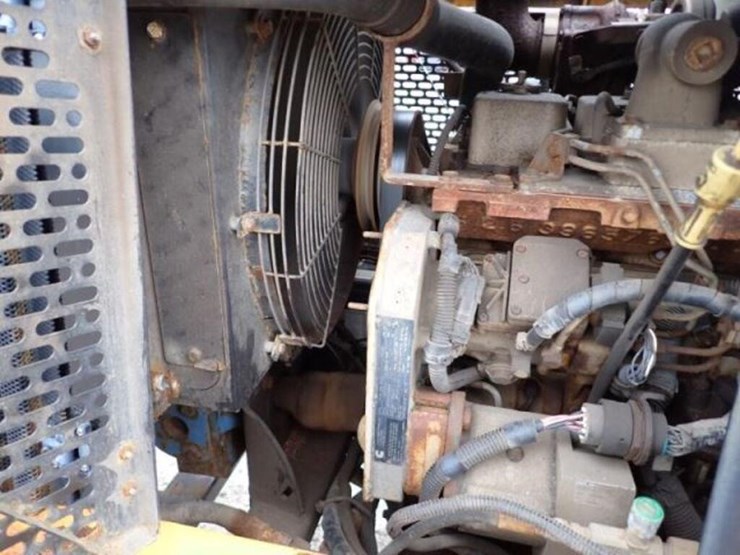 2004-trackless-rmt5t-series-v-4x4-sidewalk-tractor-image-52