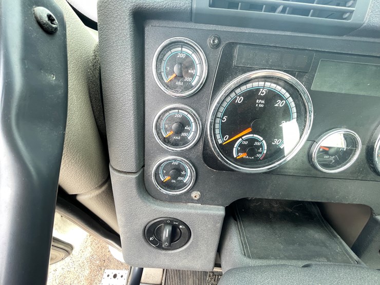 #232-•-2016-freightliner-truck-tractor-(has-wi-title)-(mora,-mn)-image-33