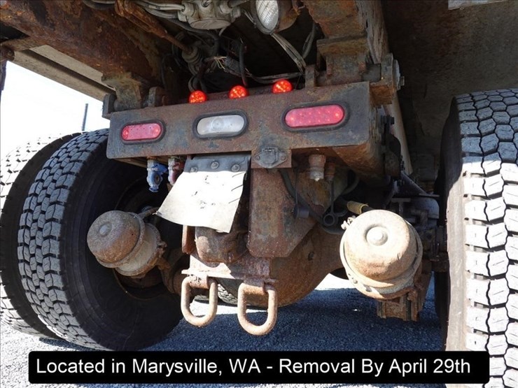 2000-freightliner-fld120-image-37