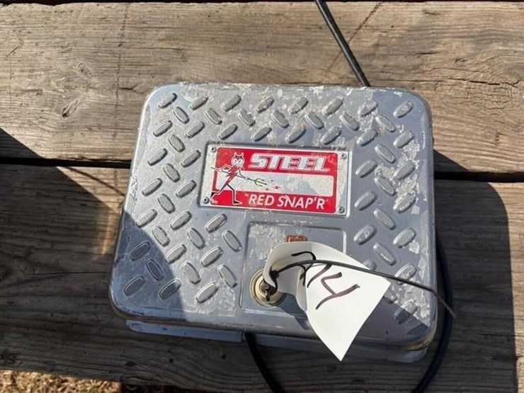 steel-red-snap'r-electric-fencer-image-1