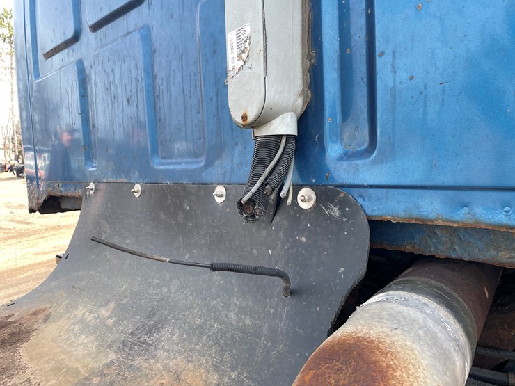 #242-•-2000-sterling-truck-tractor-(has-mn-title)-(mora,-mn)-image-29