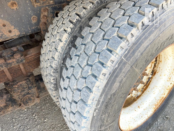 2005-sterling-lt9500-image-15