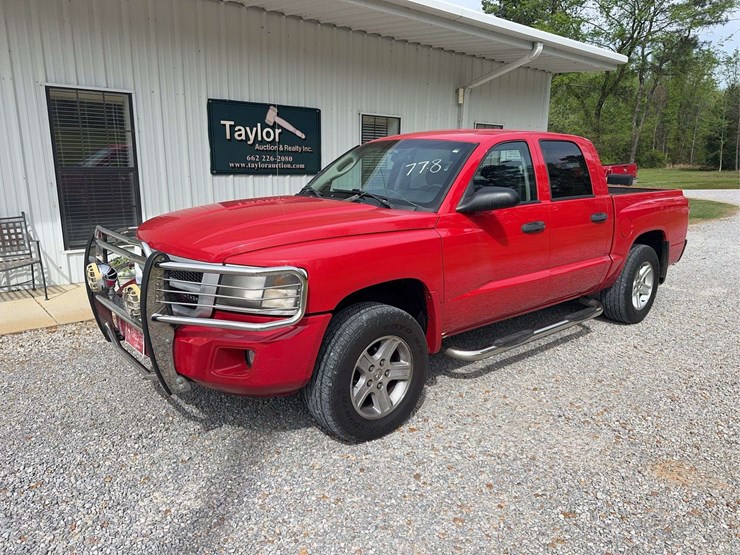 2011-dodge-dakota-image-1