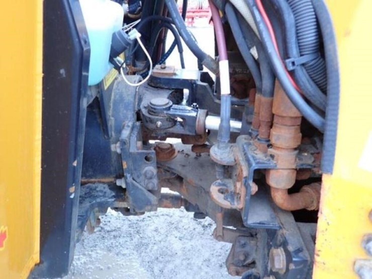 2004-trackless-rmt5t-series-v-4x4-sidewalk-tractor-image-36