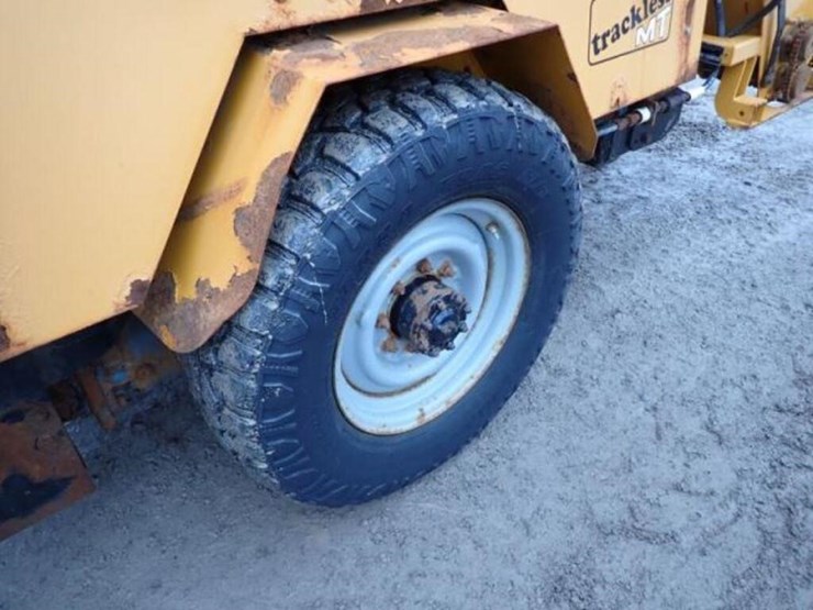 2004-trackless-rmt5t-series-v-4x4-sidewalk-tractor-image-37