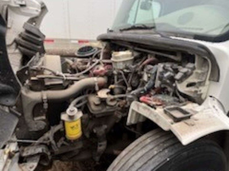 2013-freightliner-m2-106-image-10