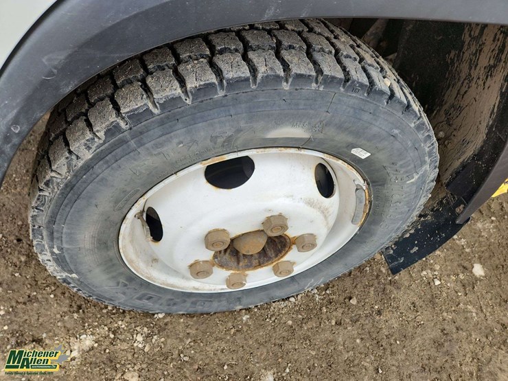 2016-isuzu-npr-image-24