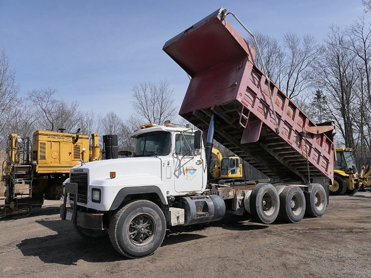 1992-mack-rd690s-image-1