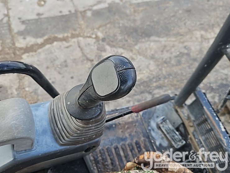 2015-deere-27d-image-33