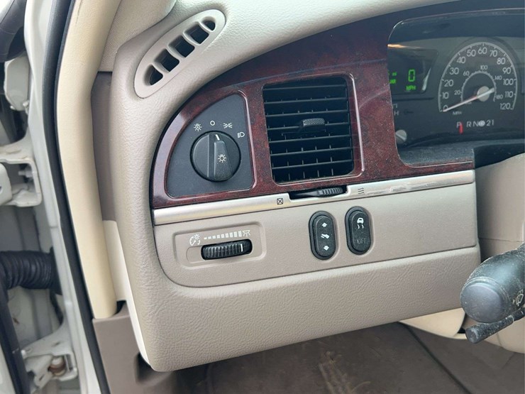 2005-lincoln-town-car-image-54