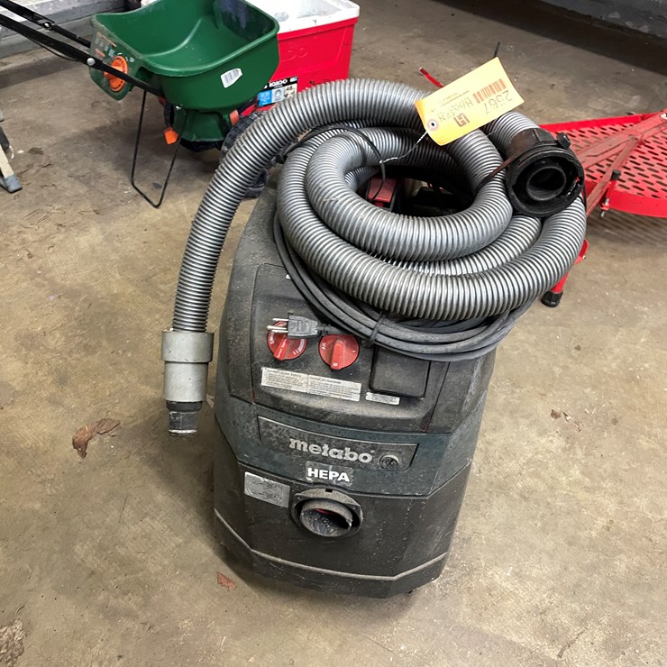 #2567 • Used Concrete Hepa Vac (Columbia Heights, MN)