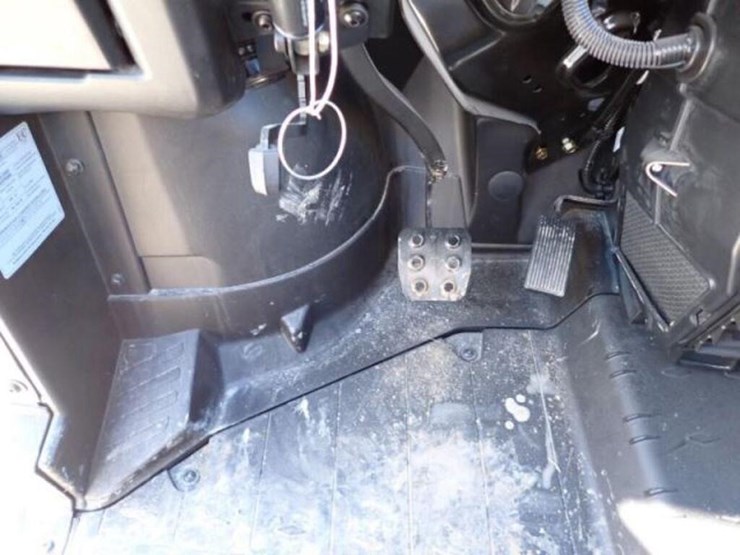 2022-can-am-defender-limited-hd10-4x4-side-by-side-image-15