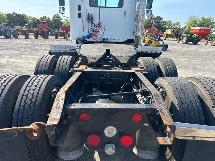 2003-freightliner-columbia-120-image-8