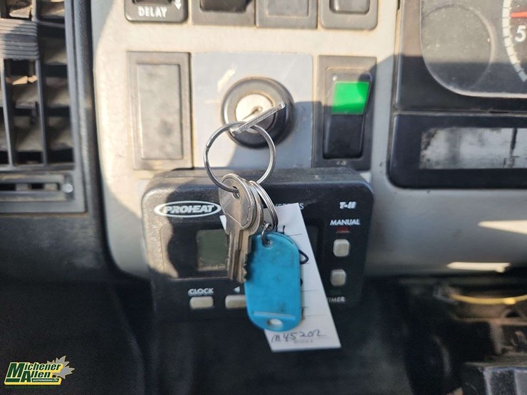 2004-freightliner-fl80-image-15