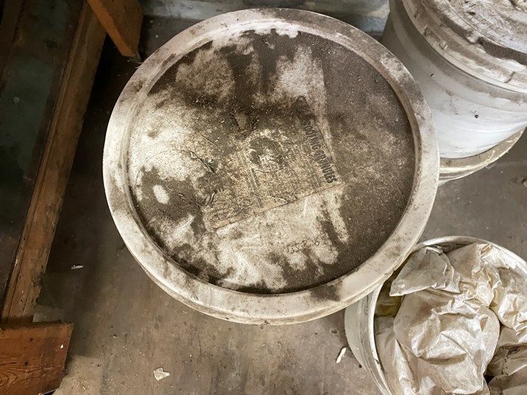 #2553-•-(4)-5-gallon-buckets-(columbia-heights,-mn)-image-7