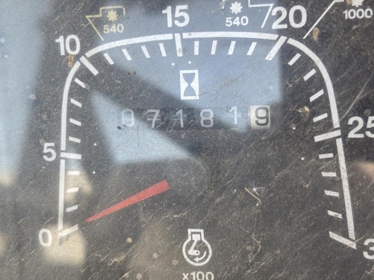 1995-new-holland-8240-image-9