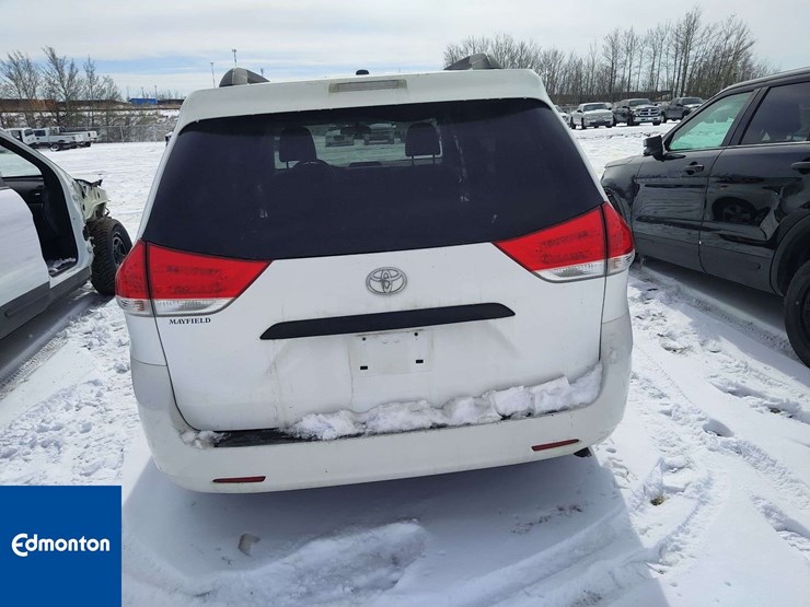 2013-toyota-sienna-image-5