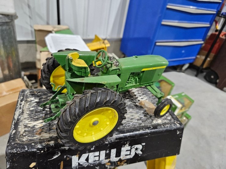 #993-•-john-deere-1/16-die-cast-toy-tractor-image-4