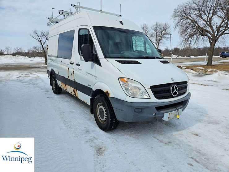 2011-mercedes-benz-sprinter-2500-image-2